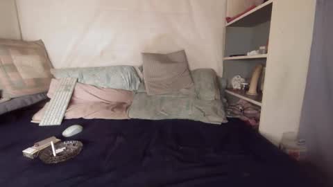 gayrobbin online show from November 11, 2025, 10:37 am