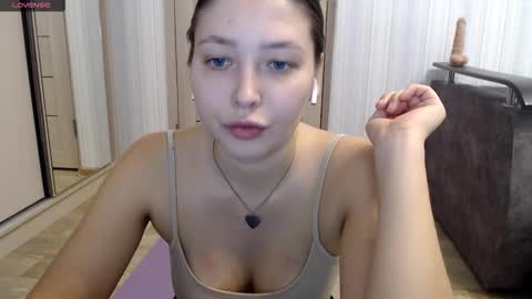 genev__ievee online show from March 9, 2026, 4:22 pm