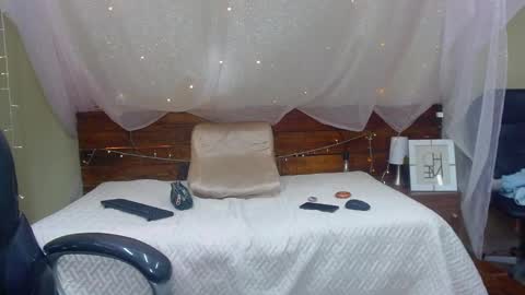 Snapshot of georgesmith_1 chatting on February 5, 2025, 3:23 am GEORGE online show from February 5, 2025, 3:23 am