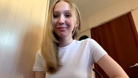 Snapshot of gertrudeuran chatting on June 16, 2026, 4:37 am Sophie online show from June 16, 2026, 4:37 am