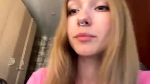 Snapshot of gertrudeuran chatting on June 17, 2026, 4:15 am Sophie online show from June 17, 2026, 4:15 am