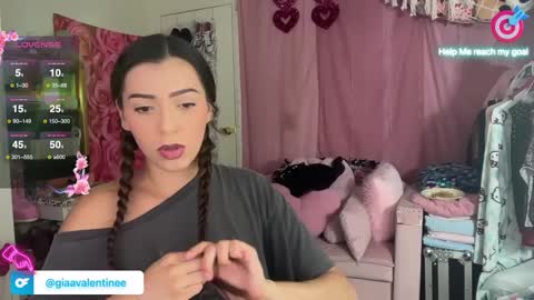 Gia online show from October 1, 2025, 12:49 am