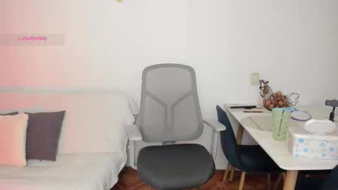 girl_inline online show from November 25, 2025, 12:32 am