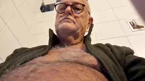 giutomma930394 online show from November 3, 2025, 9:43 am