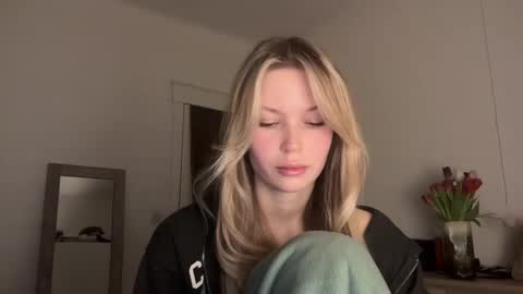 glow_angel online show from January 31, 2025, 5:10 pm