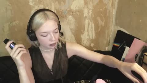 graylovescookies online show from December 7, 2024, 7:43 pm