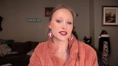 Snapshot of greenxxxqueen chatting on December 22, 2024, 10:06 am SexQueen Nikki online show from December 22, 2024, 10:06 am