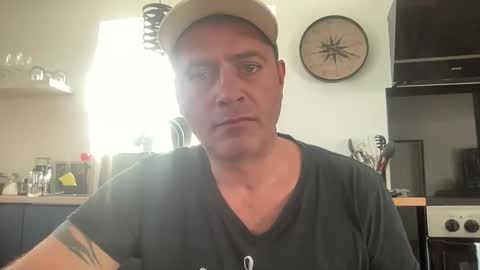 guil0 online show from October 4, 2025, 6:17 pm