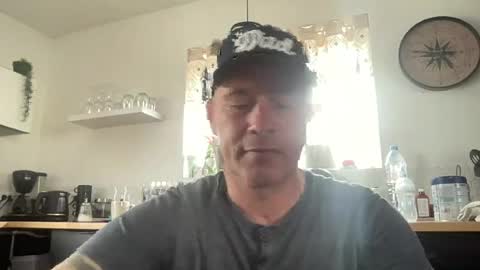 Snapshot of guil0 chatting on July 5, 2026, 6:48 pm guil0 online show from July 5, 2026, 6:48 pm