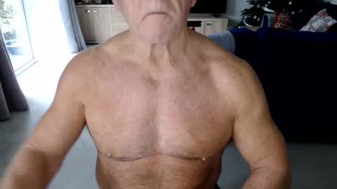 Snapshot of gymguyuk28 chatting on December 17, 2024, 11:17 am Gymguy online show from December 17, 2024, 11:17 am
