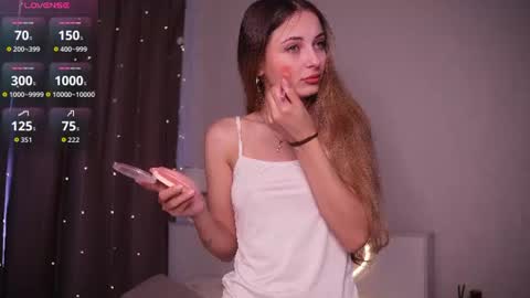 Snapshot of hadleynichols chatting on June 19, 2026, 1:32 am Hi Im Rebecca Glad to see you in my room PVT is open online show from June 19, 2026, 1:32 am