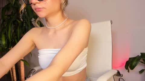 Snapshot of hailey_firee chatting on October 18, 2025, 3:42 am Hailey online show from October 18, 2025, 3:42 am