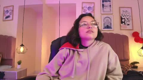 hanabie_ online show from April 18, 2026, 3:21 am