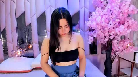 hannacollins_2 online show from April 14, 2026, 2:56 pm