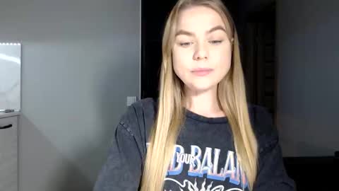 Snapshot of happy_fox_ chatting on November 17, 2025, 9:09 pm happy_fox_ online show from November 17, 2025, 9:09 pm