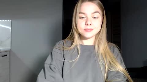 happy_fox_ online show from April 28, 2026, 9:20 pm