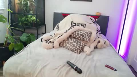 Hazeleo online show from March 17, 2026, 8:45 pm