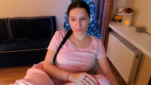 Snapshot of heaven_chloe chatting on January 10, 2025, 12:59 am Heaven girl online show from January 10, 2025, 12:59 am