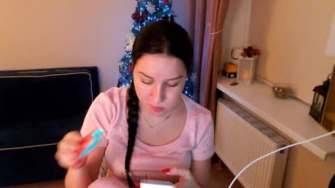 Snapshot of heaven_chloe chatting on January 22, 2025, 5:28 pm Heaven girl online show from January 22, 2025, 5:28 pm