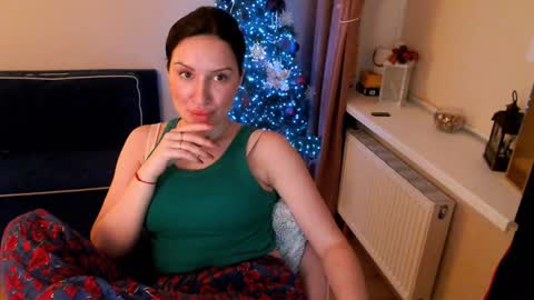 Snapshot of heaven_chloe chatting on January 27, 2025, 8:28 pm Heaven girl online show from January 27, 2025, 8:28 pm