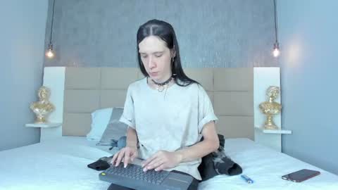 Snapshot of hecate1_ chatting on July 8, 2026, 7:29 pm Keira Hecate online show from July 8, 2026, 7:29 pm