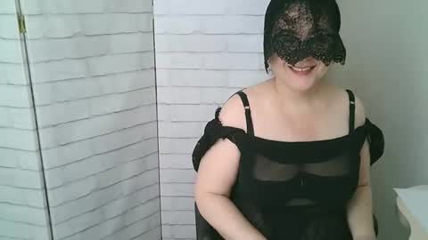 Snapshot of helen_xi chatting on April 27, 2026, 5:05 am Helen online show from April 27, 2026, 5:05 am