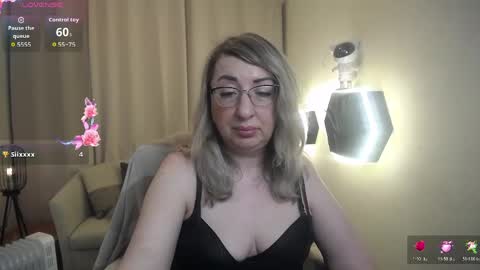 Snapshot of helenenigma chatting on April 22, 2026, 6:42 pm helenenigma online show from April 22, 2026, 6:42 pm
