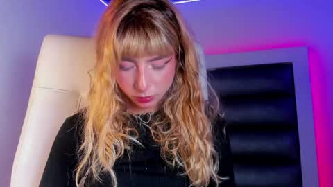 Snapshot of hellen__smith_ chatting on April 21, 2026, 1:42 am hellen__smith_ online show from April 21, 2026, 1:42 am
