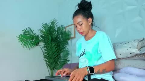 hellen     online show from October 4, 2025, 7:01 pm