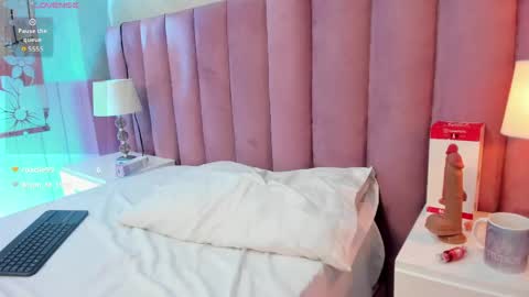 Snapshot of hellencute18_ chatting on May 28, 2026, 11:24 pm online show from May 28, 2026, 11:24 pm