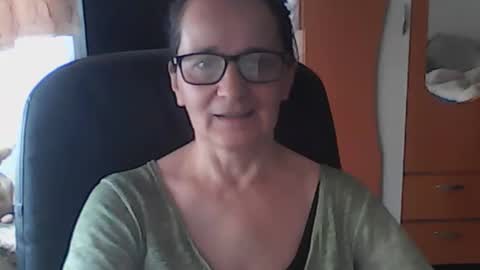 Snapshot of hellenmarie chatting on May 10, 2026, 10:09 am hellenmarie online show from May 10, 2026, 10:09 am