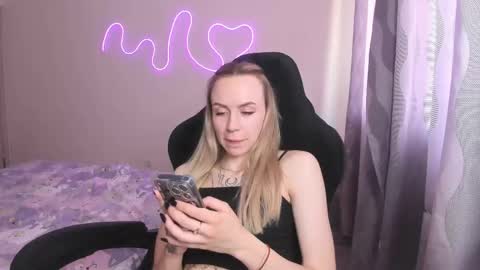 Snapshot of hello_kittykk chatting on June 5, 2026, 2:45 pm Lisa online show from June 5, 2026, 2:45 pm