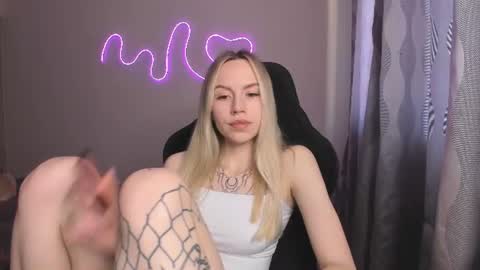 Snapshot of hello_kittykk chatting on June 10, 2026, 5:45 pm Lisa online show from June 10, 2026, 5:45 pm