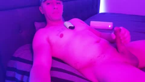 Snapshot of hennidrip chatting on November 23, 2025, 4:34 am HENNIDRIP online show from November 23, 2025, 4:34 am