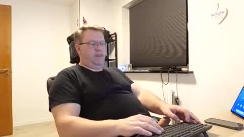 henrikrp1971 online show from March 1, 2025, 8:53 pm