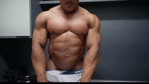 Snapshot of henrimusclee chatting on March 7, 2026, 10:40 pm Henri online show from March 7, 2026, 10:40 pm