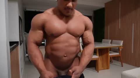 Snapshot of henrimusclee chatting on August 6, 2026, 10:44 pm Henri online show from August 6, 2026, 10:44 pm