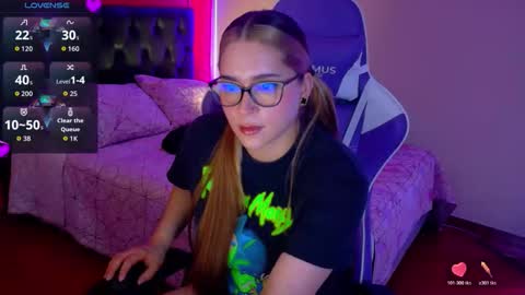Snapshot of hermione_blonde chatting on March 4, 2026, 11:16 am hermione_blonde online show from March 4, 2026, 11:16 am