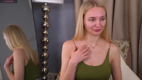 Snapshot of hey_becky chatting on March 2, 2026, 8:43 am Becky online show from March 2, 2026, 8:43 am