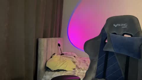 Snapshot of hey_nora_ chatting on June 24, 2026, 3:05 am Nora online show from June 24, 2026, 3:05 am