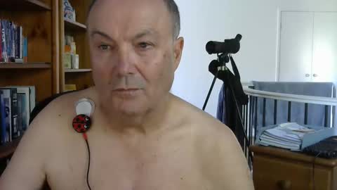 hills_999 online show from April 28, 2026, 2:27 am