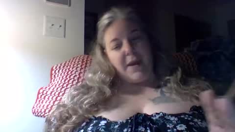 Snapshot of hippysnewhere chatting on April 28, 2026, 8:52 am hippysnewhere online show from April 28, 2026, 8:52 am