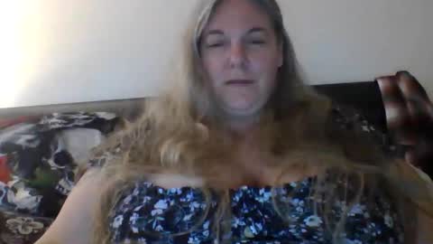 Snapshot of hippysnewhere chatting on May 16, 2026, 11:09 am hippysnewhere online show from May 16, 2026, 11:09 am