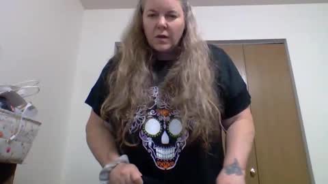 Snapshot of hippysnewhere chatting on May 26, 2026, 8:32 am hippysnewhere online show from May 26, 2026, 8:32 am