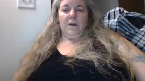 Snapshot of hippysnewhere chatting on June 4, 2026, 3:29 pm hippysnewhere online show from June 4, 2026, 3:29 pm