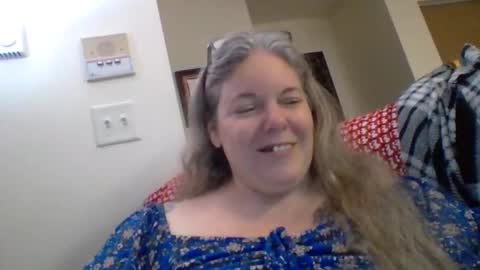 Snapshot of hippysnewhere chatting on June 5, 2026, 9:04 am hippysnewhere online show from June 5, 2026, 9:04 am