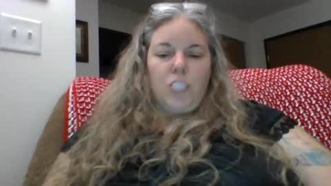 Snapshot of hippysnewhere chatting on June 12, 2026, 9:52 am hippysnewhere online show from June 12, 2026, 9:52 am