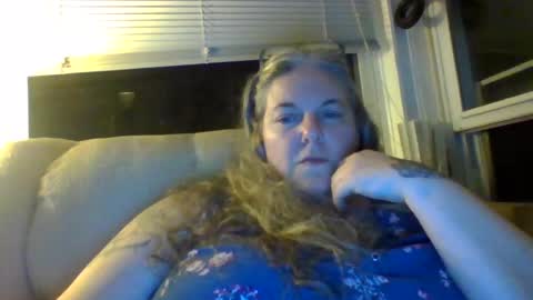 Snapshot of hippysnewhere chatting on June 15, 2026, 4:47 am hippysnewhere online show from June 15, 2026, 4:47 am