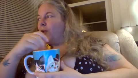 Snapshot of hippysnewhere chatting on June 28, 2026, 5:24 am hippysnewhere online show from June 28, 2026, 5:24 am