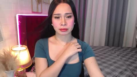 hoelymolly online show from March 16, 2026, 4:11 pm